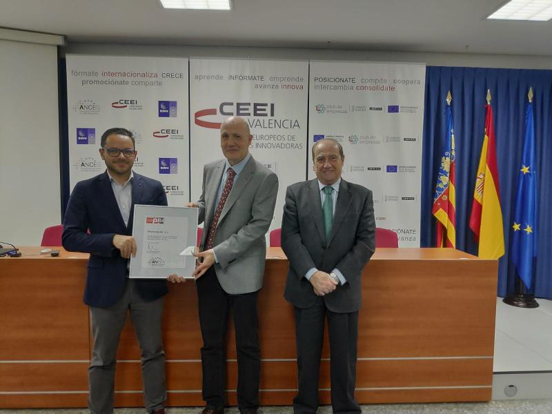 Ral Royo, Presidente de CEEI Valencia, entrega a ProtoQSAR el EIBT
