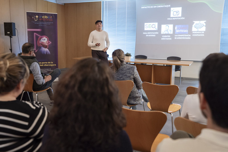 Charla sobre ciberseguridad de INCIBE Emprende con Mario Blasco