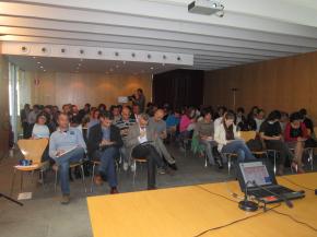 Los asistentes a la jornada realizando una actividad
