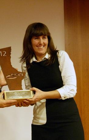 �ngela P�rez, Promotora y Gerente de Instituto de Medicina Gen�mica (IMEGEN) recogiendo el premio