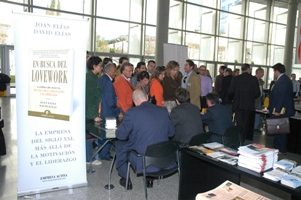 Escritores firmando libros DPECV 2007 (9_GFOTO_270)