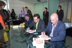 Jos Mara Guijarro y otros autores firman libros DPECV 2009 (9_GFOTO_271)