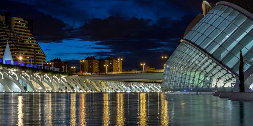 Estudia espa�ol por el d�a pero� �qu� vas a hacer por la noche?